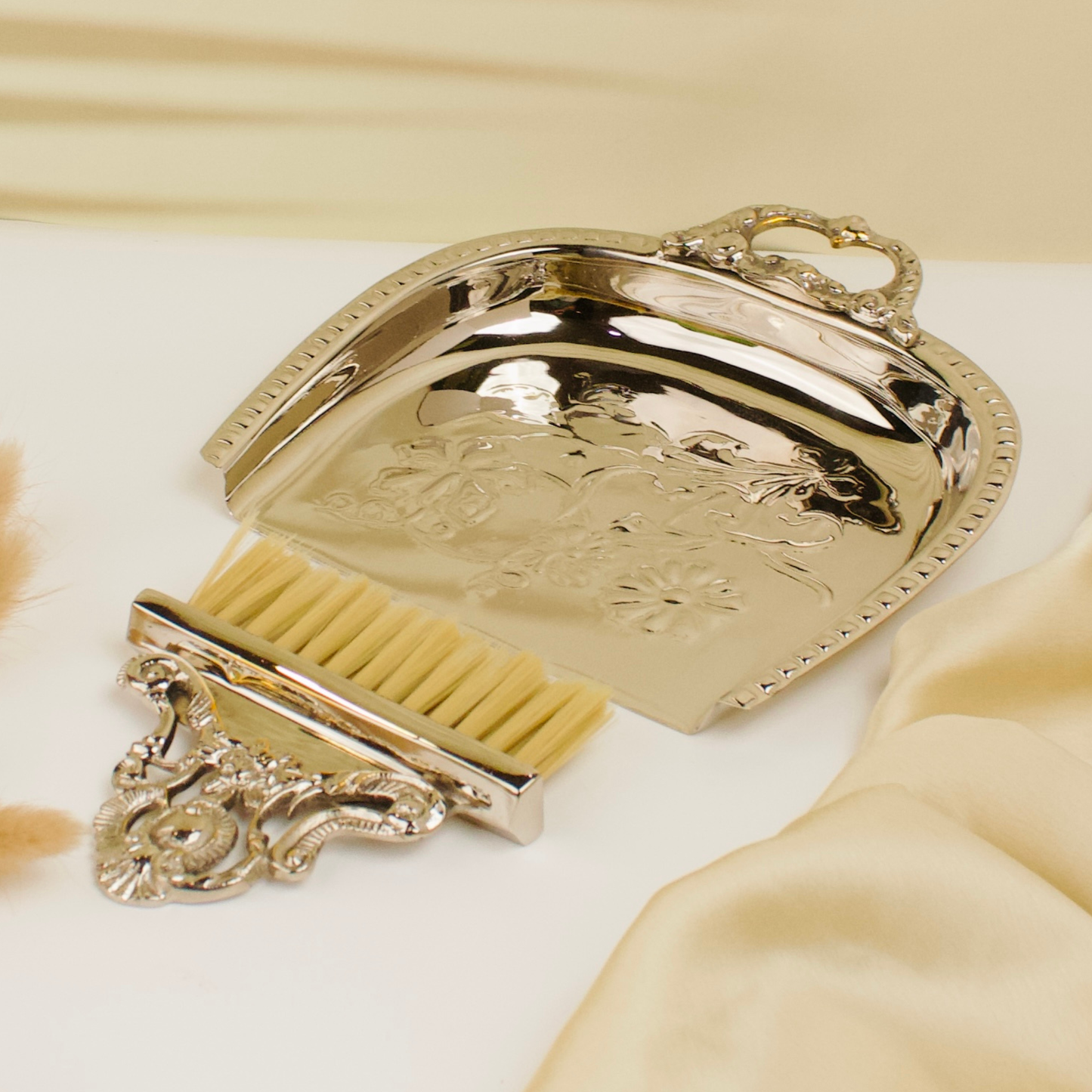 Latifa Dust PAN with brush Set Silver Finish