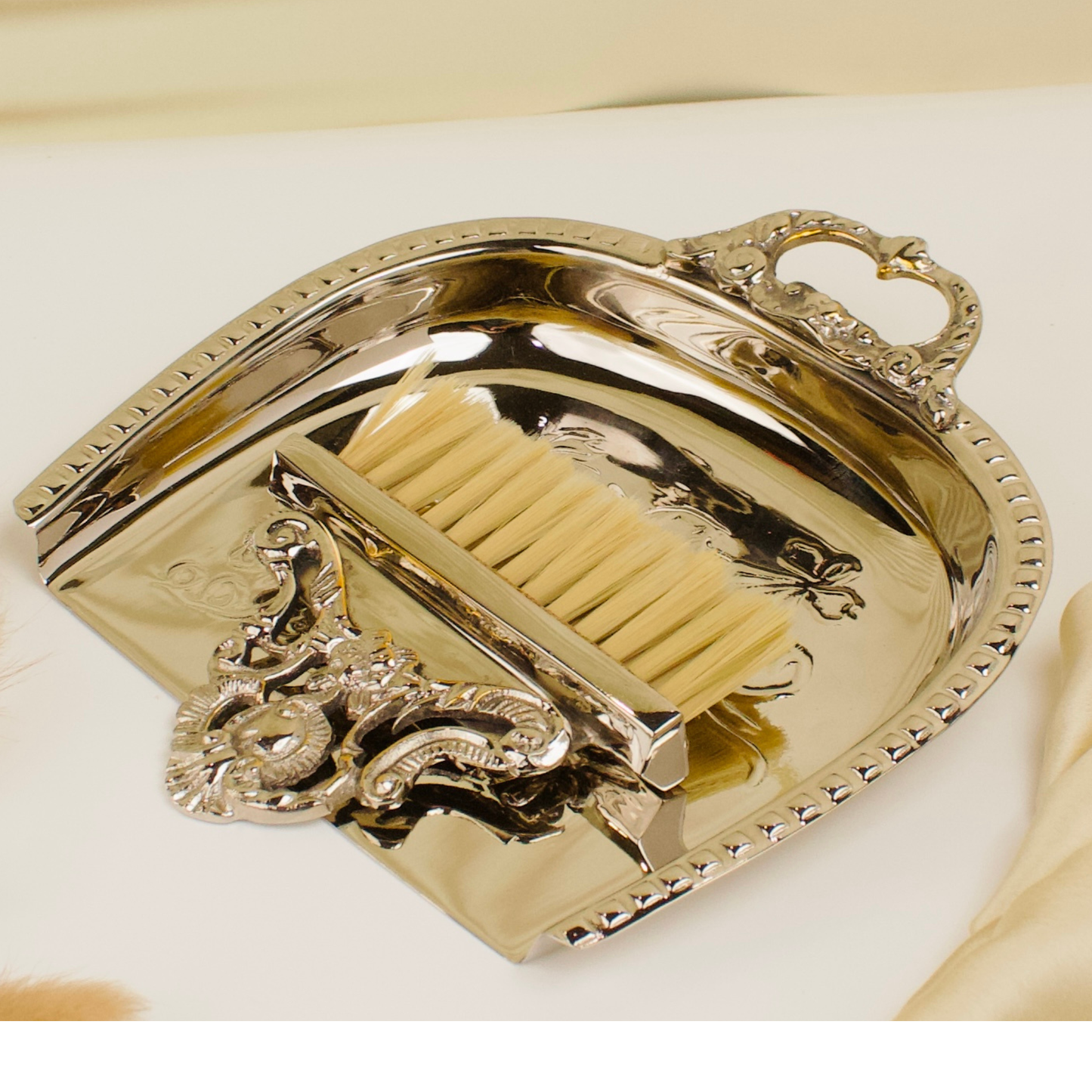 Latifa Dust PAN with brush Set Silver Finish